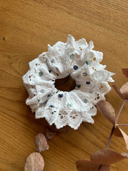 Scrunchie dobbelt hvid m/ prikker